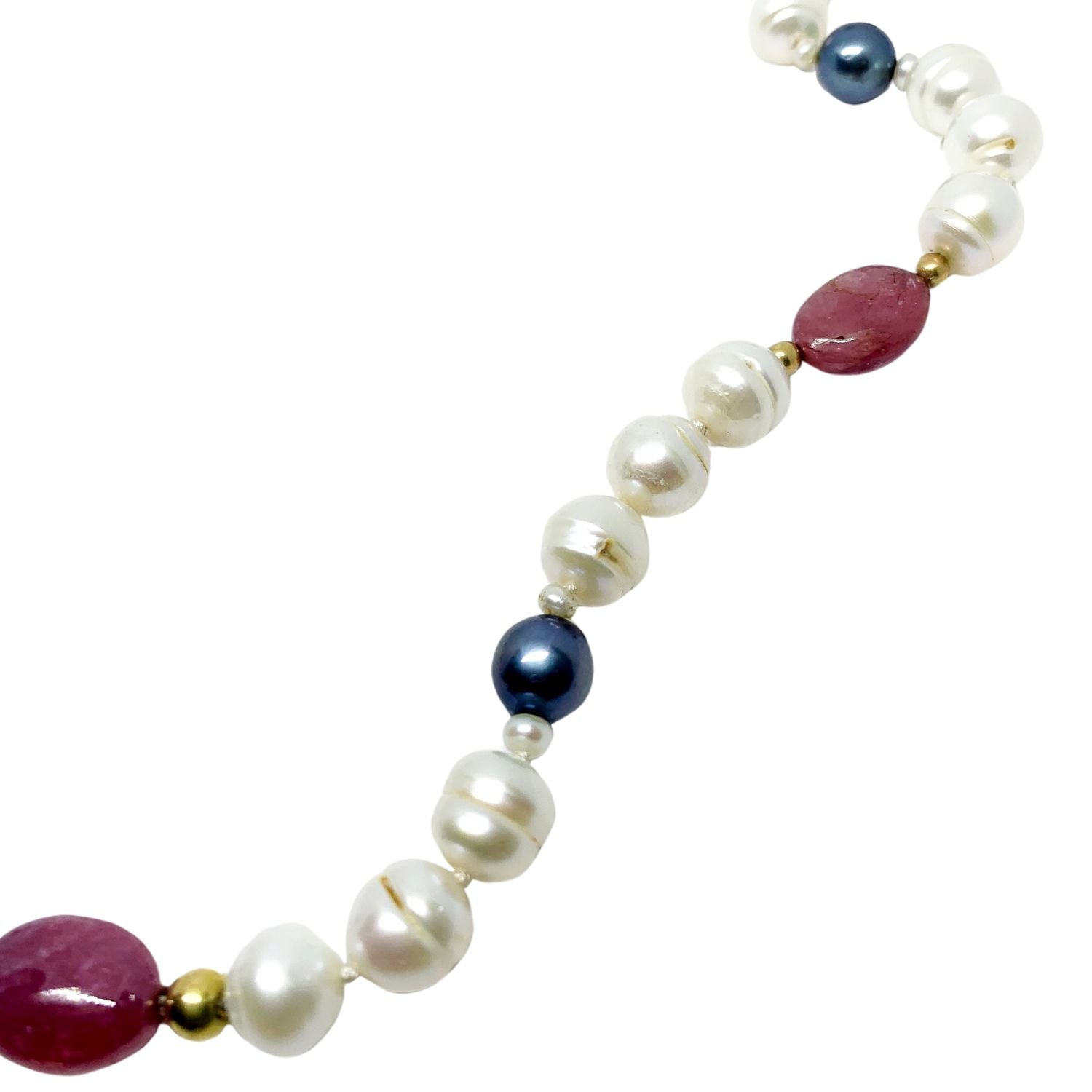 Pearls and ruby in 18K yellow gold